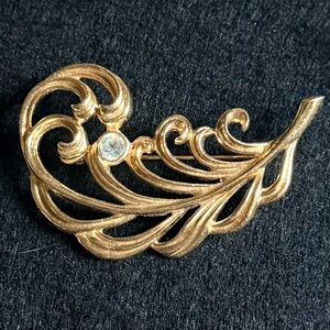 Vintage 80s Avon “Precious Plume Openwork Ostrich Feather-Style Gold Tone Brooch